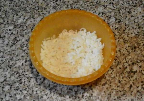 вареный рис в тарелке