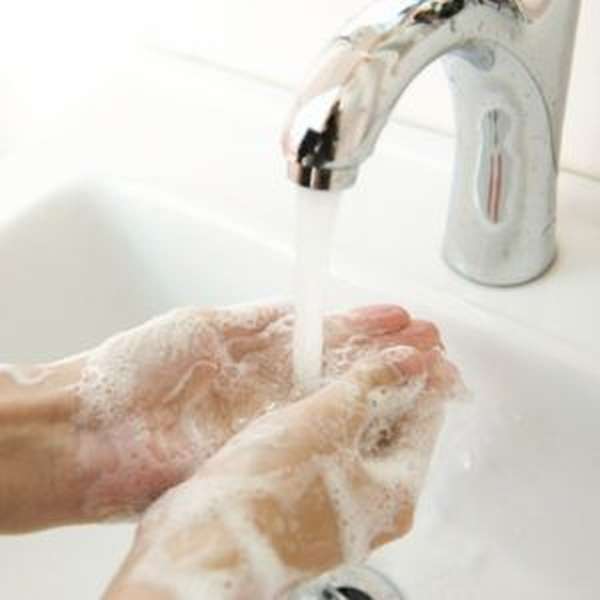 мытье рук в мыльном растворе
