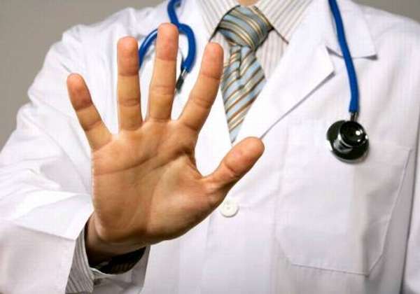 доктор показывает руку