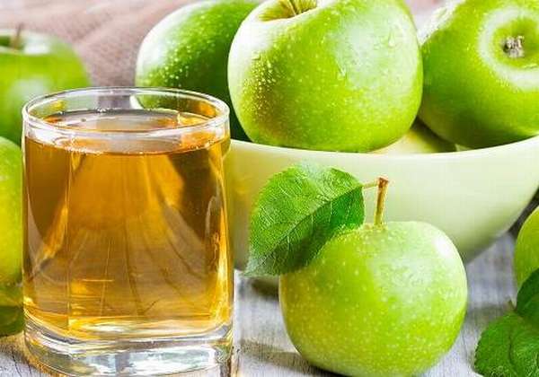 Яблоки и стакан с яблочным соком