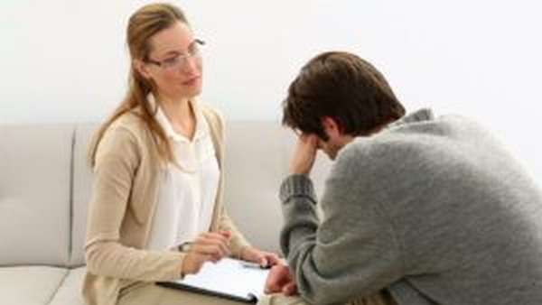 Психотерапевт устанавливает с пациентом доверительные отношения и настраивает на раскованность