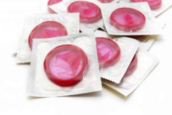 Не стоит забывать о методах контрацепции, которые помогут обезопасить от заболеваний и нежелательной беременности