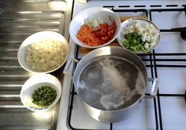 подготовка продуктов для супа