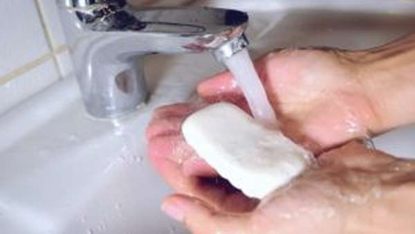 Для мытья руки с фистулой отводится специальный кусок мыла