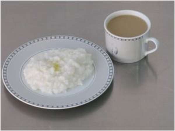 На завтрак можно приготовить рисовую кашу на молоке