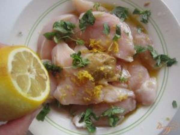 Куриные грудки в лимонном соусе - отличный рецепт при диетическом питании