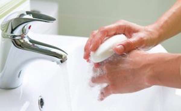 вымыть руки с мылом