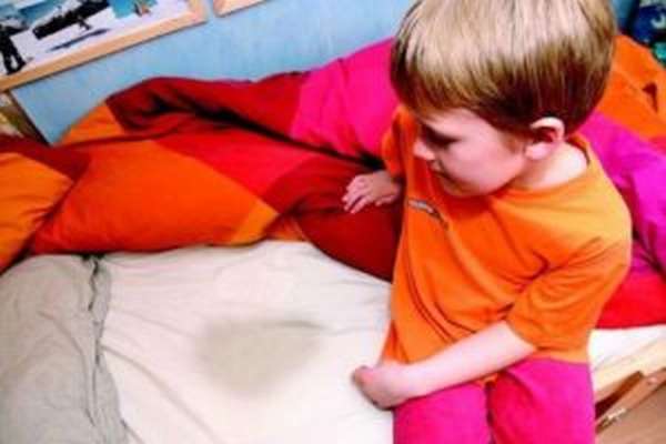 В детском возрасте из-за фимоза может появиться ночной энурез