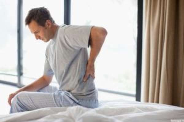 При аденоме простаты появляются сильные тянущие боли в спине