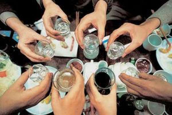 Большинство людей, злоупотребляющих алкогольной продукцией, страдают от заболеваний почек